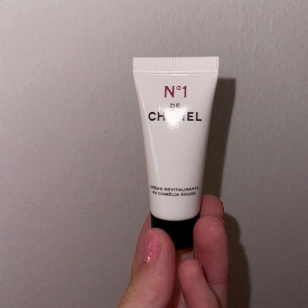 Chanel N°1 Revitalizing Cream in White and Black